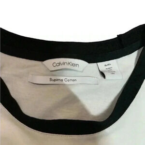 Calvin Klein T-shirt (SIZE XL)